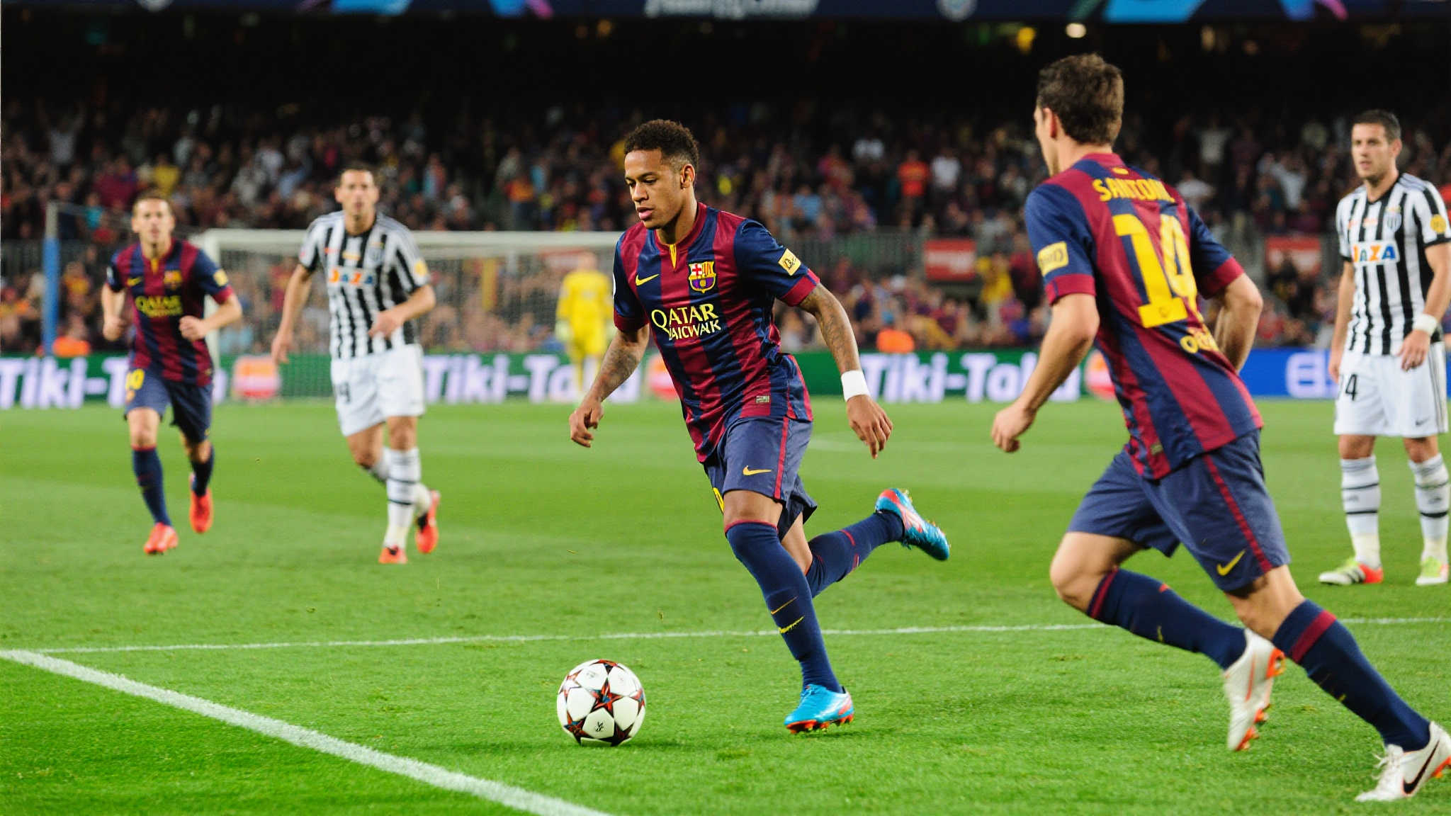 瓜迪奥拉执教生涯中,世俱杯十战全胜,攻入33球仅丢2球,共获四次冠军 2011年巴塞罗那对阵桑托斯,是最为经典的一幕。当